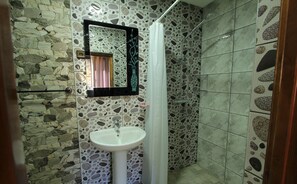 Comfort Triple Room | Bathroom | Shower, rainfall showerhead, hair dryer, bathrobes - Hotel New Mars Dades (Ait Sedrate Jbel El Oulia)