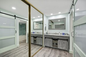 Ducha y bañera combinadas, secador de pelo, toallas y jabón