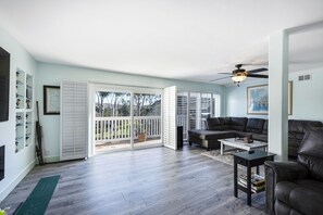 Téléviseur connecté, foyer, jeux vidéo, livres