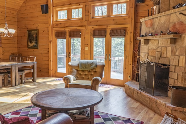 Televisión, chimenea, reproductor de DVD y tenis de mesa