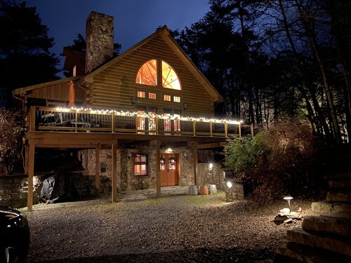 If you are ready to travel and relax look no further, sports court on site!