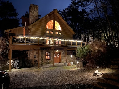 If you are ready to travel and relax look no further, sports court on site!