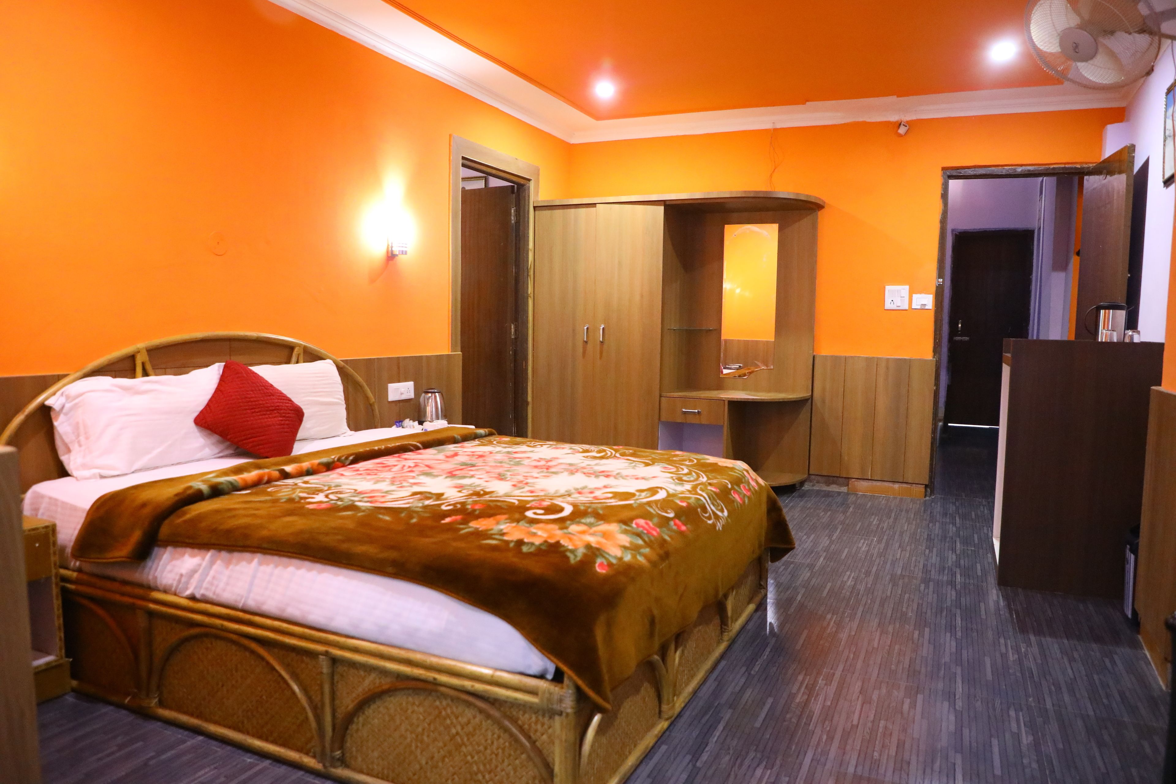 Habitación de hotel con cama, armario y espejo.