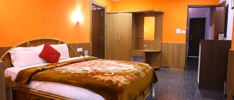 Habitación de hotel con cama, armario y espejo.