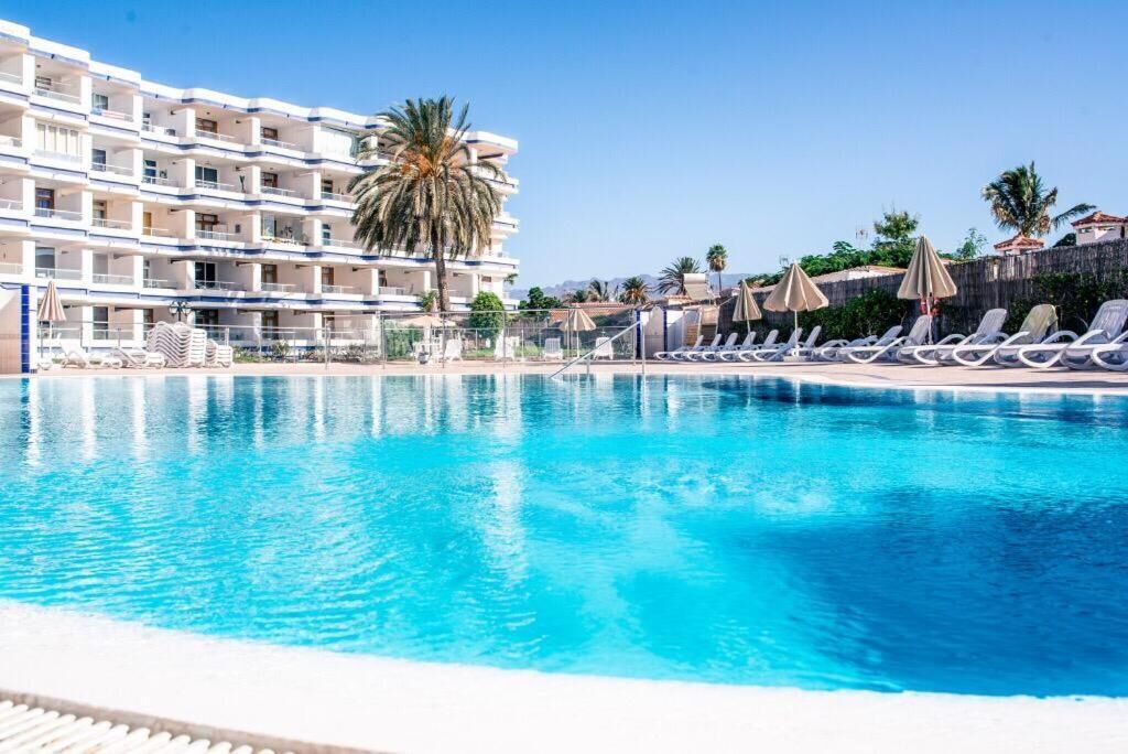 Una piscina al aire libre, una piscina climatizada