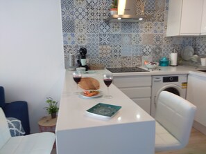 Een koelkast, een microgolfoven, een kookplaat