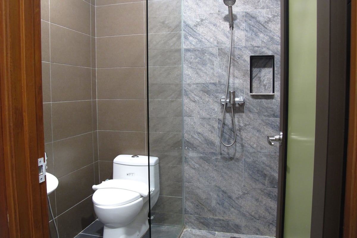 triple room | bathroom shower