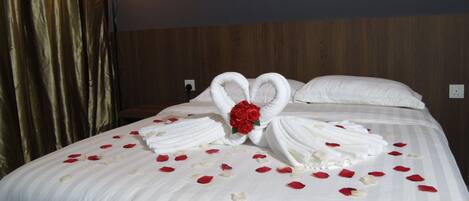 Habitación doble Deluxe | Escritorio, espacio para trabajar con laptop y cortinas blackout