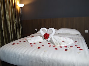 Desk, laptop workspace, blackout curtains, iron/ironing board - Hotel Sukaramai (Gurun)