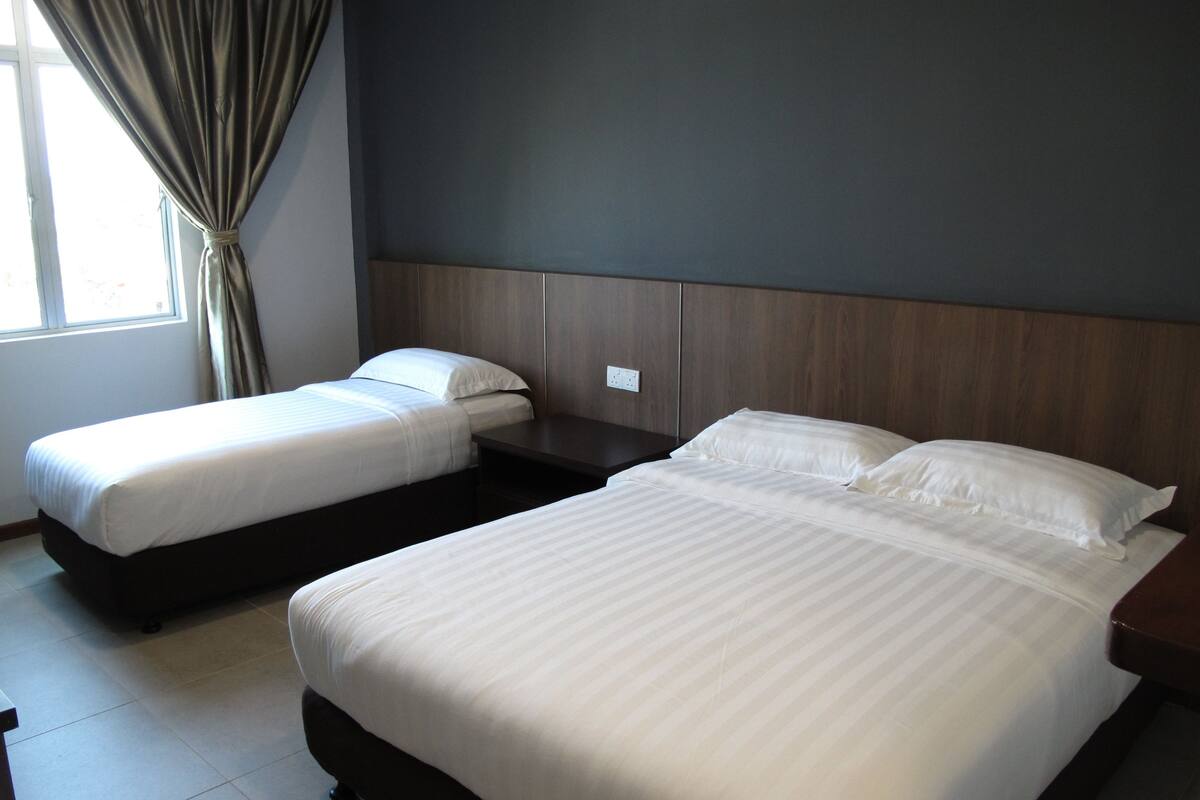 مكتب ومساحة عمل للكمبيوتر المحمول وستائر تعتيم ومكواة/لوح كي