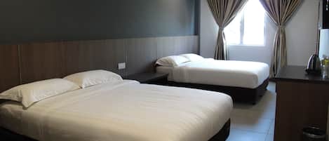 Family Room | Meja, ruang kerja komputer riba, langsir/tirai gelap terus
