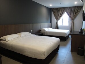 Family Room | Meja, ruang kerja komputer riba, langsir/tirai gelap terus