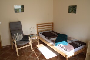 Individually decorated, individually furnished, free WiFi, bed sheets - Gästezimmer Lußhardthof (Sankt Leon-Rot)