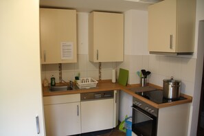 Fridge, microwave, oven, stovetop - Gästezimmer Lußhardthof (Sankt Leon-Rot)
