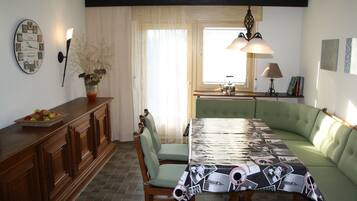 Basic House, 5 Bedrooms | Interior