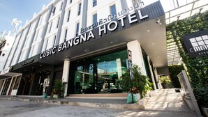 L’extérieur de l’hôtel Cubic Bangkok se caractérise par sa façade moderne, ses grandes fenêtres en verre et son panneau indicateur.