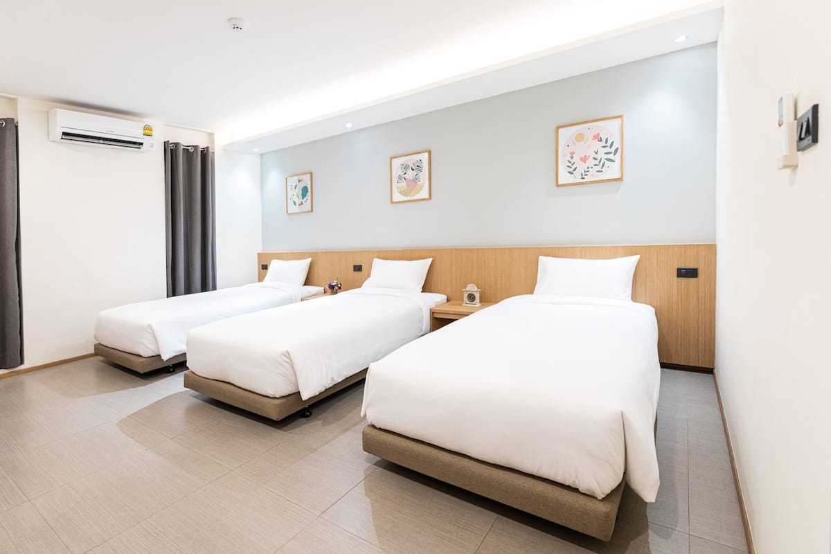 Standard Triple Room | In-room safe, desk, blackout curtains, soundproofing