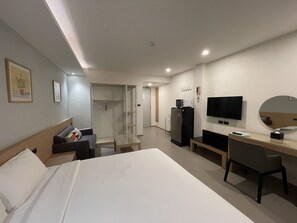 Studio | In-room safe, desk, blackout drapes, soundproofing - Cubic Bangna Hotel (Bangkok)