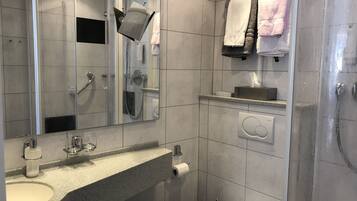 Habitación individual | Baño | Ducha, secador de pelo, toallas y jabón
