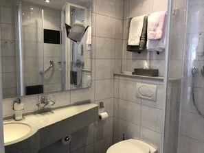 Single Room | Bathroom | Shower, hair dryer, towels, soap - Landgasthaus Zur Linde (Uslar)