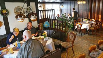 Colazione a buffet, servita nel weekend (7.50 EUR a persona)