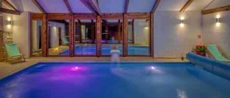 من حمّامات السباحة المغطاة