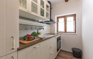 Kühlschrank, Herdplatte, Geschirrspüler, Kochgeschirr/Geschirr/Besteck