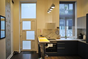 Lägenhet City - tillgänglighetsanpassat - utsikt mot innergården | Eget pentry | Kylskåp, mikrovågsugn, spishäll och kaffe- och tebryggare