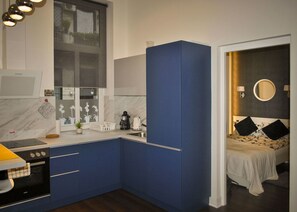 Appartement Ville, accessible aux personnes à mobilité réduite, vue cour intérieure | Coin cuisine privé | Réfrigérateur, micro-ondes, plaque de cuisson, cafetière/bouilloire