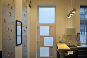 Una cocina moderna con microondas, estufa y ventana con vistas.