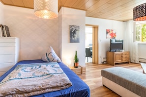 Apartment (100qm-Riesling) | Living area | Flat-screen TV