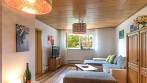 Apartment (100qm-Riesling) | Living area | Flat-screen TV - Villa Dörr (Woerrstadt)