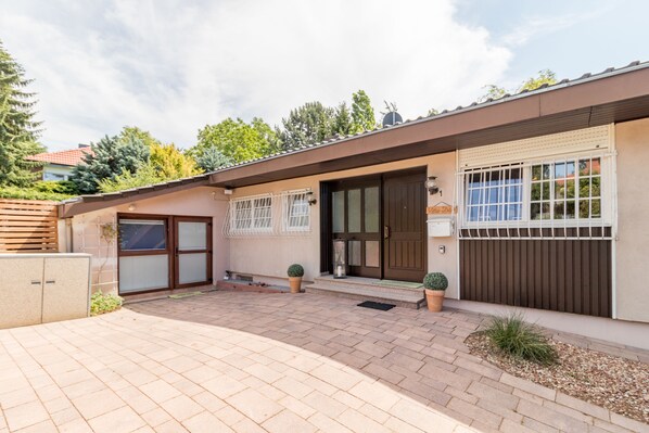 Studio (30qm-Burgunder) | Vardagsrum | Platt-tv