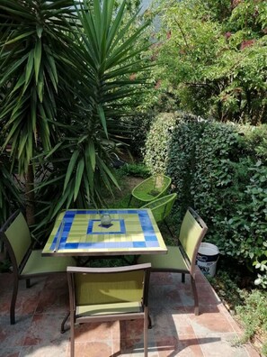 Outdoor dining - Casa linde, pool, mountain view, Mediterranean sea (Sorède)