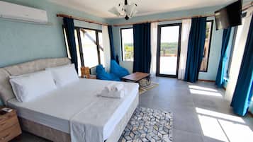Habitación Deluxe, 1 cama de matrimonio, bañera de hidromasaje | 1 dormitorio, sábanas de algodón egipcio, ropa de cama de alta calidad