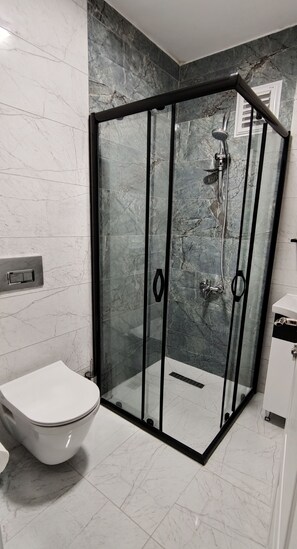 Deluxe-Suite | Badezimmer | Dusche, Regendusche, Haartrockner, Hausschuhe