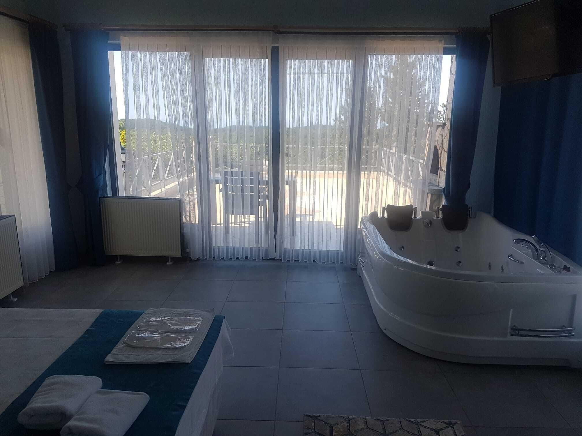Quarto luxo, 1 cama Queen, banheira de hidromassagem | Roupas de cama de algodão egípcio, roupas de cama premium