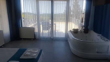 Deluxe Room, 1 Queen Bed, Jetted Tub