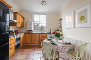 Appartement, 3 chambres | Cuisine privée | Réfrigérateur, four à micro-ondes, un four, surface de cuisson
