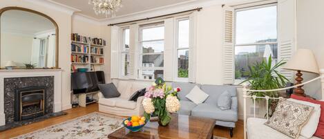 Apartamento, 3 quartos | Sala de estar | TV