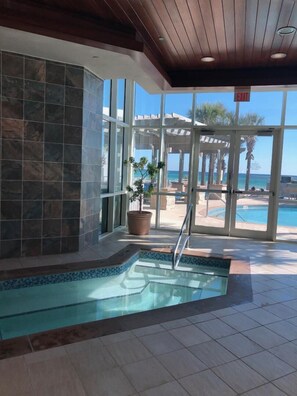 من حمّامات السباحة المغطاة، حمّام سباحة خارجي