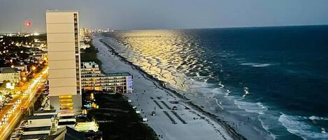 Na praia, espreguiçadeiras