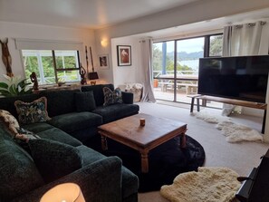 TV, fireplace, ping pong, books - Absolute Waterfront Retreat (Opua)