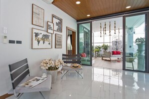 Lobby - Hi At Home - 4BR Luxury Pool Villa in Pattaya (Pattaya)