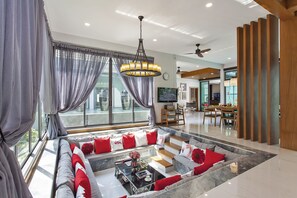 Flat-screen TV, DVD player, stereo - Hi At Home - 4BR Luxury Pool Villa in Pattaya (Pattaya)