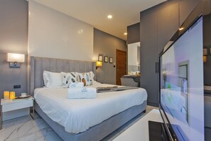 4 bedrooms, in-room safe, desk, soundproofing - Hi At Home - 4BR Luxury Pool Villa in Pattaya (Pattaya)