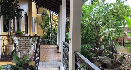 Chez Les Rois Guesthouse