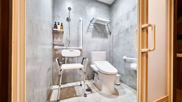 Un baño moderno con ducha, inodoro y un asiento accesible para sillas de ruedas.
