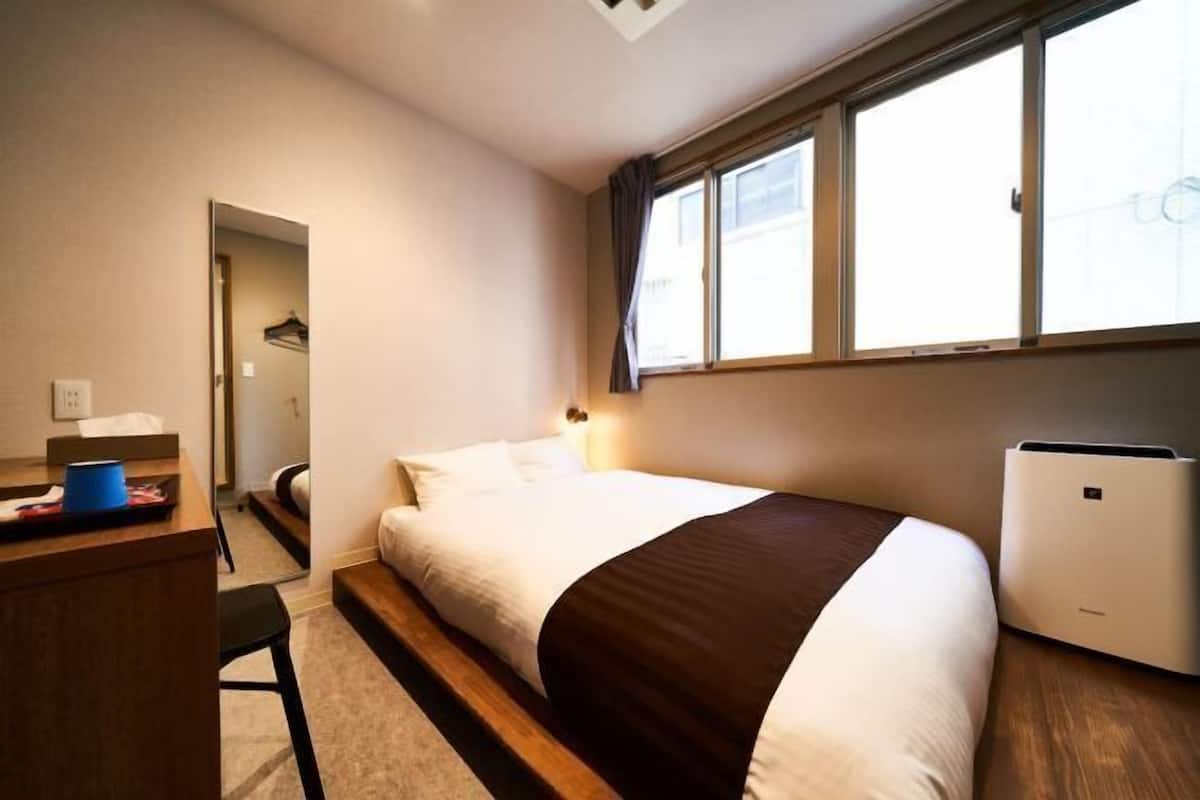 Tabla de planchar con plancha, wifi gratis y ropa de cama
