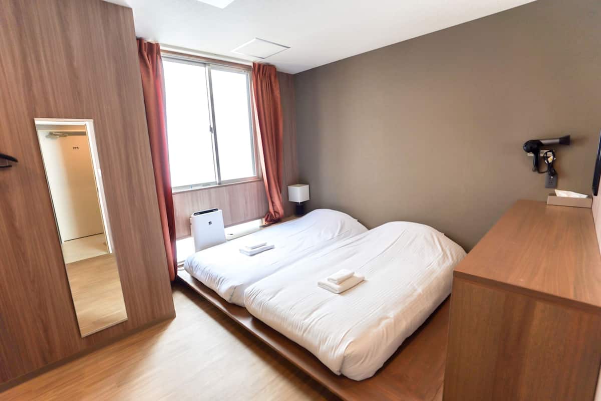 Habitación económica con 2 camas individuales, baño privado | Tabla de planchar con plancha, wifi gratis y ropa de cama